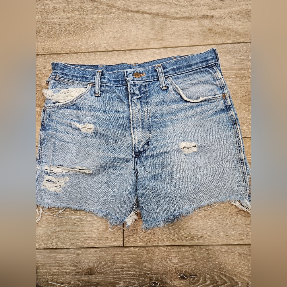 Wrangler distressed booty shorts 32